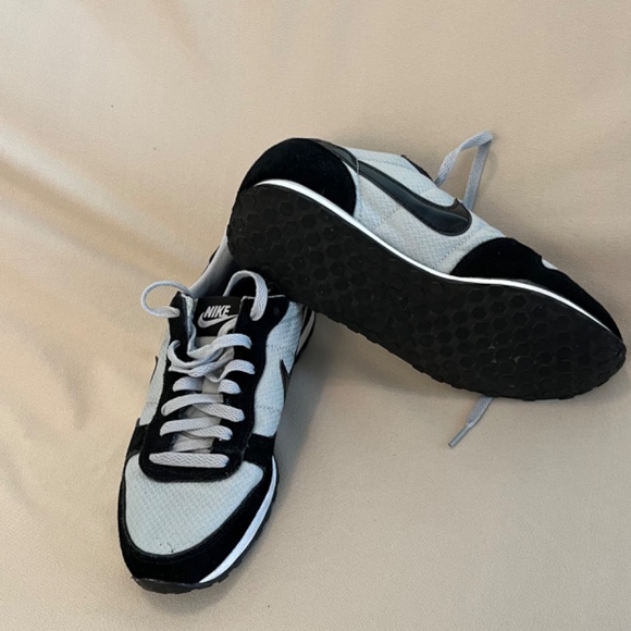 Nike Women’s Genicco Trainers - Picture 6 of 6